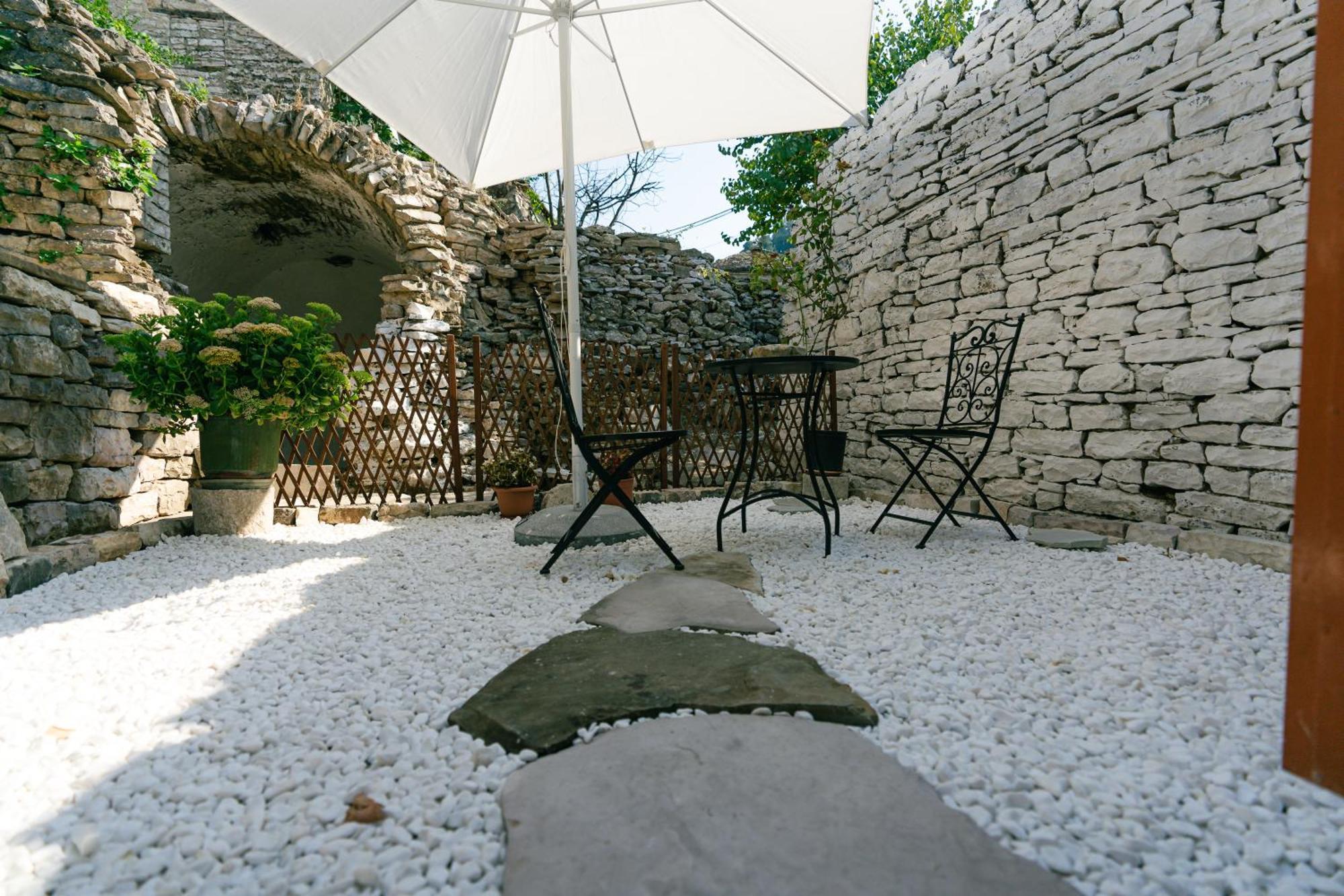 Petrichor Hotel Gjirokastra Szoba fotó